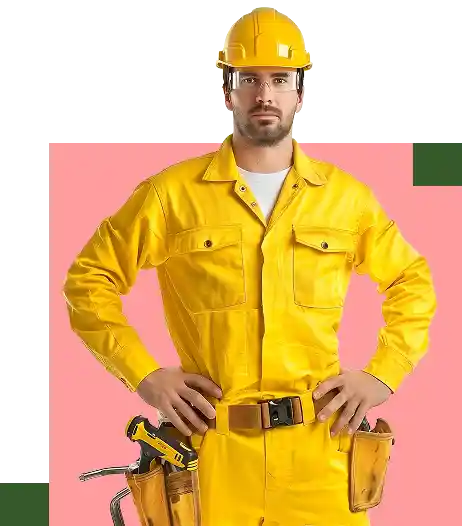 Een man in een gele werkpak met een helm op zijn hoofd staat met zijn handen op zijn heupen.